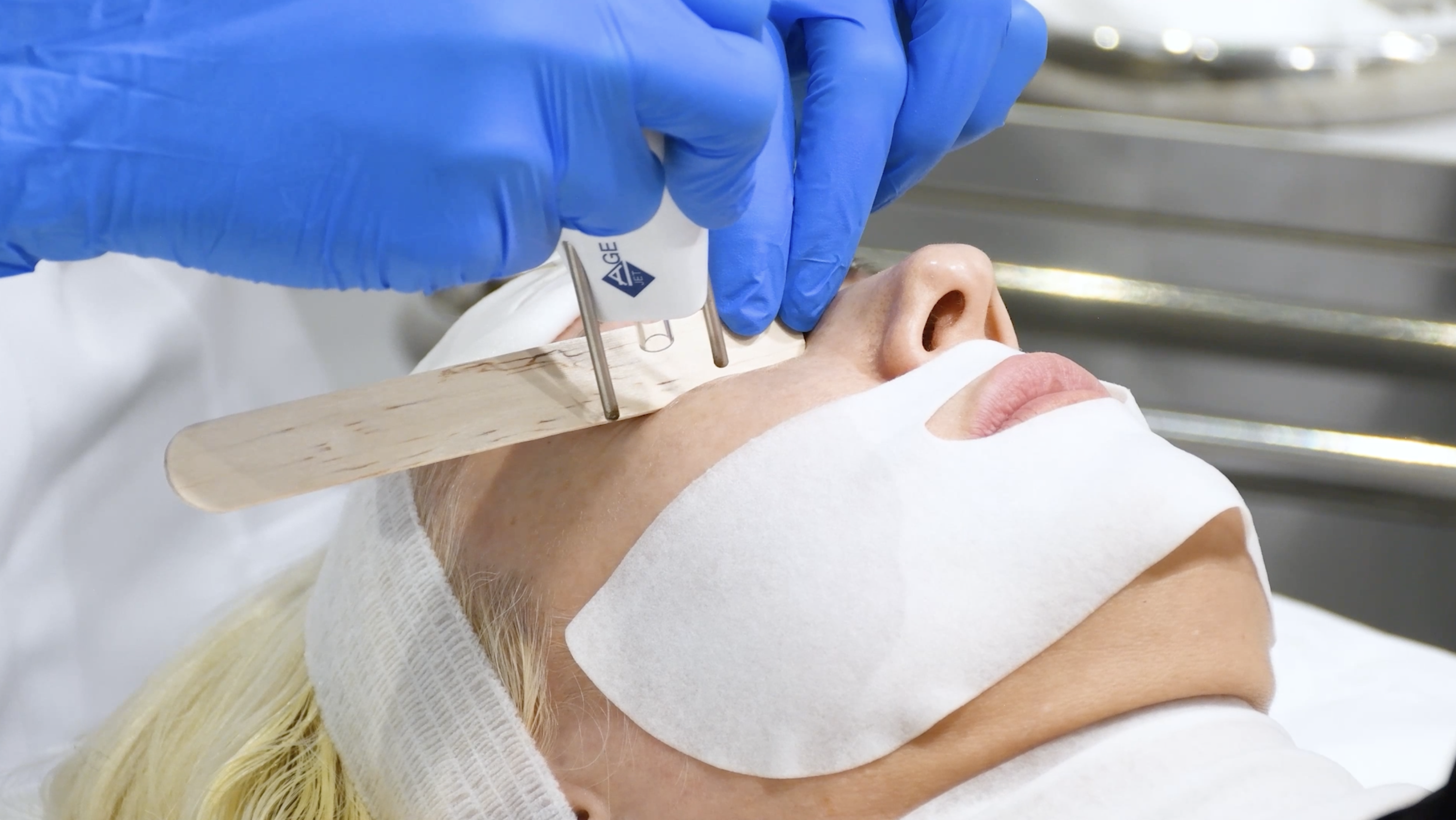 AgeJet: The Non-Surgical Eye Lift